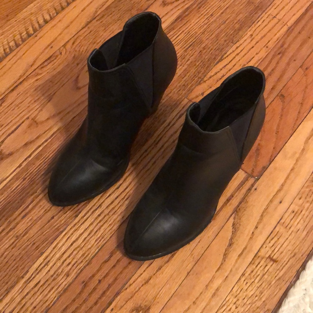 Ankle heel booties black.